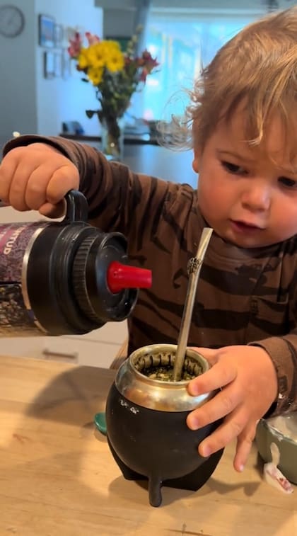 El pequeño estadounidense aprendió a cebar mate