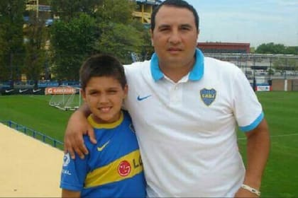 El pequeño Exequiel junto a Diego Mazzili, el hombre que lo acercó a Boca