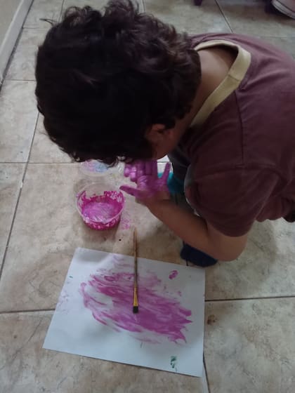 El pequeño Gino, quien disfruta mucho de pintar.