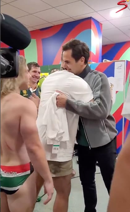 El pequeño gran Faf De Klerk hace fila en el vestuario para saludar a Roger, que encantó a los campeones mundiales en los festejos.