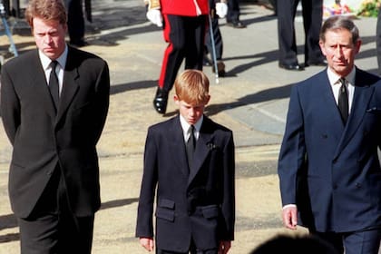 El pequeño Harry, el día de los funerales de su madre, en 1997