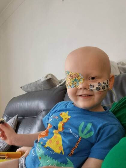 El pequeño Harry está en remisión de esta enfermedad con los tratamientos respectivos, pero seguirá recibiendo quimioterapia hasta diciembre de 2024. 