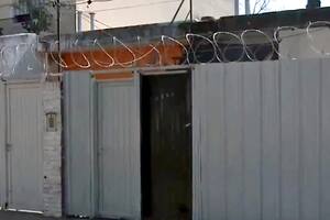 El pequeño herido jugaba dentro de su casa cuando una de las balas atravesó la puerta de metal.