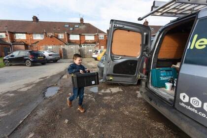 El pequeño Isaac ayudó a su papá a cargar sus cosas, pintar y refaccionar una casa