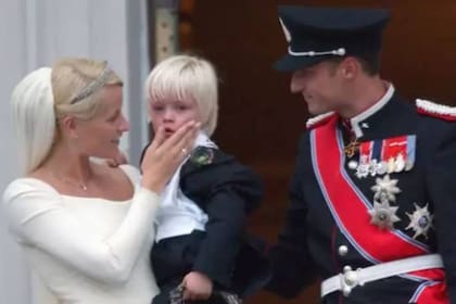 El pequeño Marius Borg en la boda real de su madre Mette-Marit y el príncipe de Noruega, Haakon Magnus