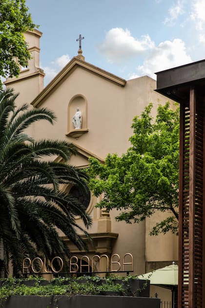 El pequeño patio interno de estilo colonial lindera con el atrio de una hermosa iglesia, que por supuesto, también tiene su palmera, junto al campanario.