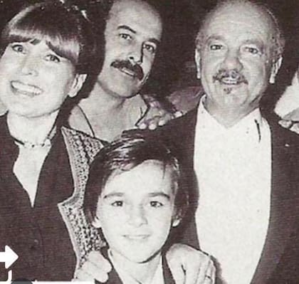 El pequeño Pipi Piazzolla en una instantánea tomada en el Teatro Colón, junto con Laura Escalada y Astor