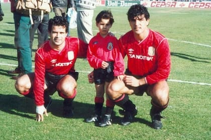 El pequeño Rafa Nadal, con su tío Miguel Angel (derecha) en la cancha de Mallorca