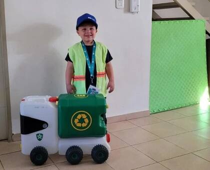 El pequeño recibió un camión a control remoto por Navidad