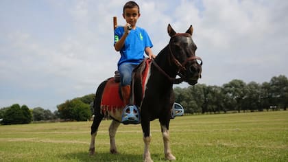 El pequeño Salvador, montado en Eva Luna, una petisa tobiana