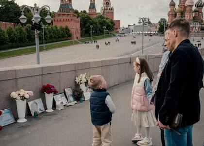El pequeño santuario que marca el lugar donde el político opositor Boris Nemtsov fue abatido a tiros el 27 de febrero de 2015, en Moscú, el 21 de mayo de 2023.