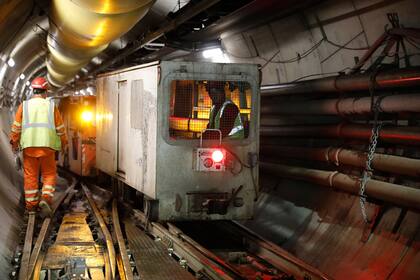 El pequeño tren blanco en el que viajan los trabajadores por debajo del Río de la Plata. El viaje hasta el final del túnel dura 50 minutos