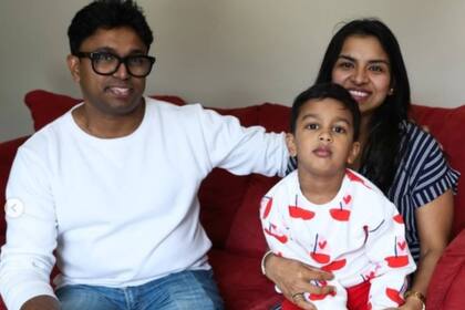 El pequeño Zorien con sus padres, migrantes de India