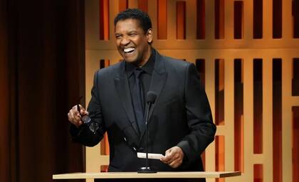 El percance de Denzel Washington en los Globos de Oro 2016 (Foto: REUTERS)