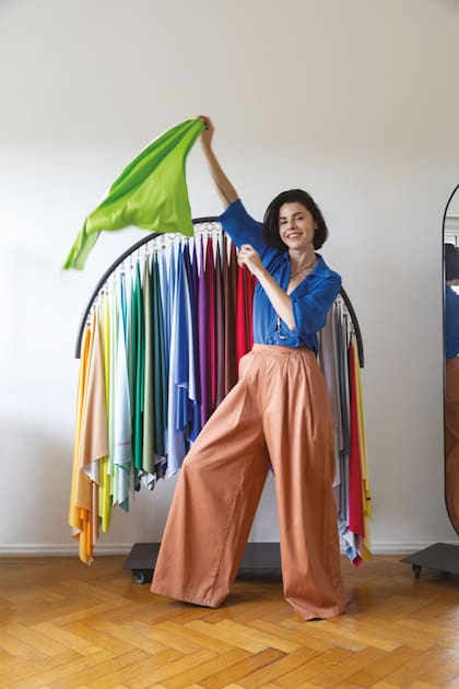 El perchero de Corine Fonrouge es un diseño de Inés Petrocchi y forma un semicírculo cromático