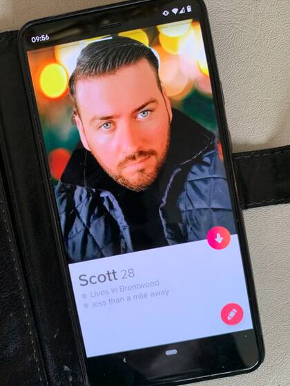El perfil de Tinder de Scott creado por su abuela (East News Press Agency)