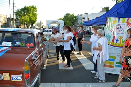 El perfil solidario del GPAH: cada tripulación, como Francisco Mouchet-Leandro García en su Peugeot 404 de 1974, debió entregar a Caritas varios kilos de alimentos a su llegada a Pergamino, el punto final de la competencia.