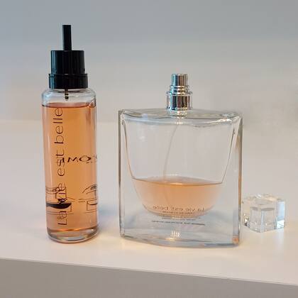 El perfume en su envase original y su refill