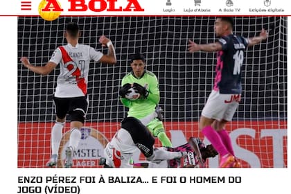 El periódico "A Bola", de Lisboa, donde Enzo Pérez jugó para Benfica, destaca la extraña situación del mediocampista de River