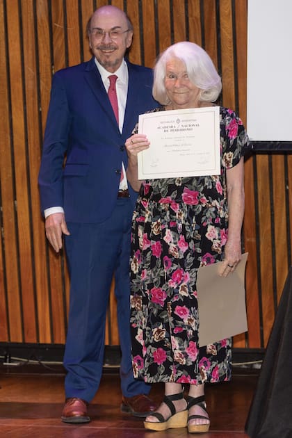 “El periodismo no puede olvidar a los que lo hicieron más grande y Mónica Cahen D’Anvers con su presencia hizo al periodismo más digno y honesto", dijo Joaquín Morales Solá, presidente de la Academia Nacional de Periodismo, al entregarle a la periodista su diploma de académica honoraria.