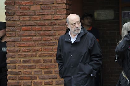 El periodista Alfredo Leuco en su llegada al cementerio de Chacarita