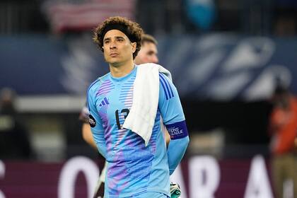 El periodista Álvaro Morales apuntó contra Guillermo Ochoa y dijo que "es un peligro para la selección de México"