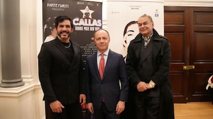 El periodista argentino, Ronen Suarc (izquierda) recibió el premio en nombre de Denegri. En el medio, el Cónsul Italiano en Nueva York, Cesare Bieller y a su izquierda, el diseñador Guillermo “Emo” Pandelli