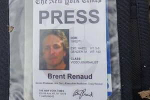 El periodista Brent Renaud llevaba una credencial vieja de The New York Times cuando fue asesinado
