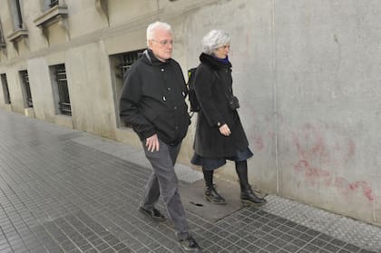 El periodista Carlos Ulanovsky, otra figura clave de la radiofonía, junto a a hija estuvo presente en la despedida de Mario Mactas