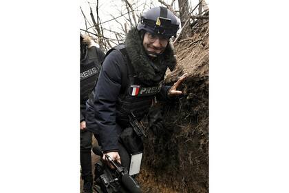 El periodista de AFP, Arman Soldin, camina por una trinchera ucraniana, el 18 de marzo de 2023, mientras cubre la guerra en Ucrania. El coordinador de video de AFP en Ucrania murió cerca de Bájmut durante un ataque con cohetes, el martes 9 de mayo de 2023, dijo la agencia noticiosa francesa. (Aris Messinis/AFP vía AP)