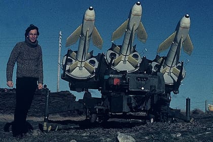 El periodista de ATC, Nicolás Kasazew, posa para la foto junto a varios misiles Tiger Cat