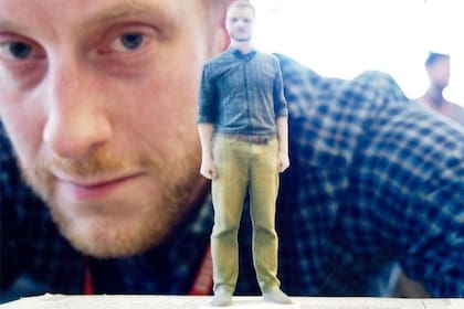 El periodista de BBC Jonathan Webb junto a su réplica en miniatura