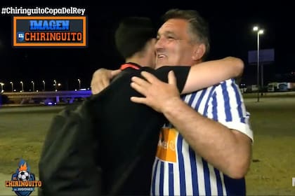 El periodista de El Chiringuito se fundió en un abrazo con Iñigo