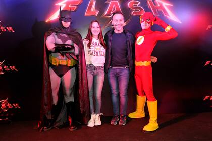El periodista de espectáculos Adrián Pallares junto a su hija y dos invitados que emularon a Batman y a Flash