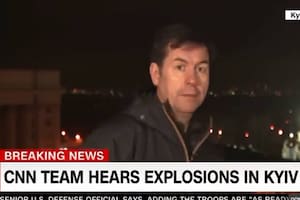 La reacción de un corresponsal de la CNN en Ucrania al ser sorprendido en vivo por los bombardeos de Rusia