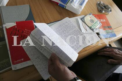 El periodista de LA NACION Diego Cabot revisa los seis cuadernos que le fueron entregados