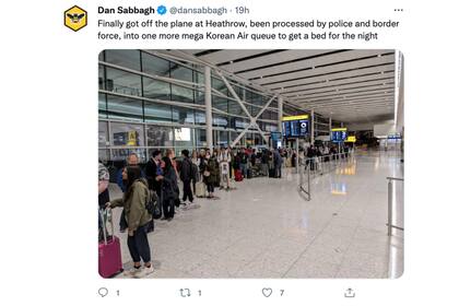El periodista de The Guardian mantuvo las actualizaciones sobre lo que ocurrió en el avión