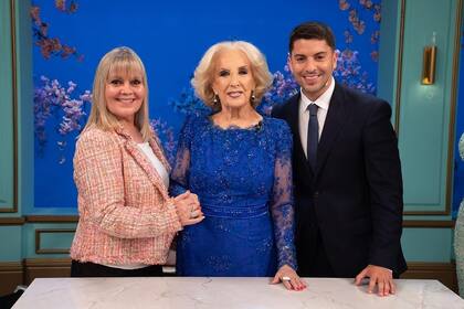 El periodista deportivo Gastón Edul estuvo en la mesa de Mirtha Legrand en julio pasado y posó junto a su madre y la diva de los almuerzos