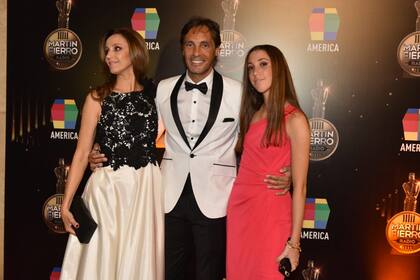 El periodista deportivo Gustavo López junto a su esposa y su hija