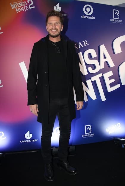 El periodista deportivo Sebastián "Pollo" Vignolo no se jugó por ningún color y optó por un otoñal total black