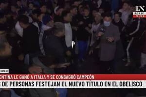 El mal momento de un cronista de LN+ en los festejos de los hinchas por la Selección