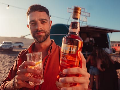 El periodista Diego Poggi se sumó al Hibiscus Pop Up Bar en el parador Nomade, de Pinamar.