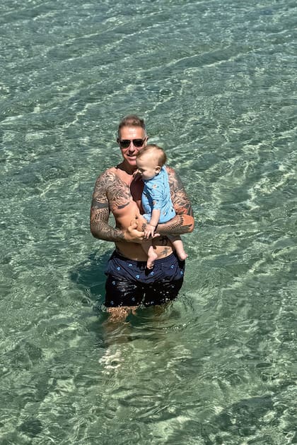 El periodista disfrutando de un baño
de mar en Saint-Tropez, una de sus
últimas escalas.