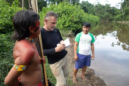 El periodista Dom Phillips toma notas mientras habla con indígenas en la Aldeia Maloca Papiú, en el estado de Roraima, Brasil, el 15 de noviembre de 2019.