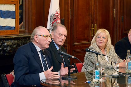 El periodista Ernesto Cherquis Bialo habla durante el homenaje que le hizo la Legislatura porteña al doctor Roberto Paladino en 2019. A su lado, la legisladora Silvia Gottero, promotora de la iniciativa.