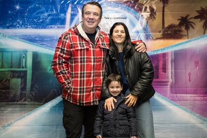 El periodista Gastón Recondo posó junto a su mujer y su hijo antes de que arranque la función