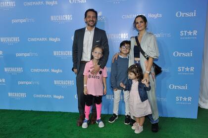 El periodista Germán Paolosky y su mujer, la actriz Sabrina Garciarena, convirtieron la avant premiere en una salida familiar: fueron a ver la película con sus tres hijos
