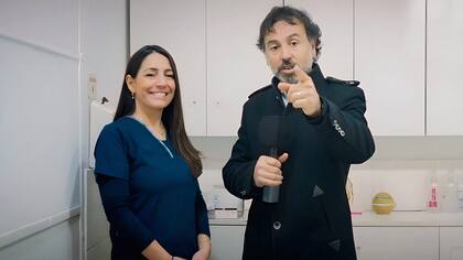 El periodista Gonzalito Rodríguez junto a la veterinaria Natalia Mackes.