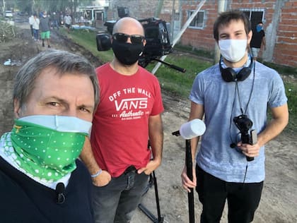 El periodista Guillermo Panizza al frente del trabajo en exteriores, acompañado por el camarógrafo Marcelo González y el asistente Pedro Kasparas. Durante diez meses cubrieron las necesidades urgentes en medio de la pandemia