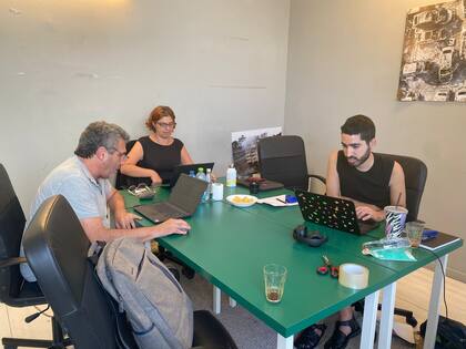 El periodista israelí Meron Rapoport en la redacción de Local Call de Tel Aviv